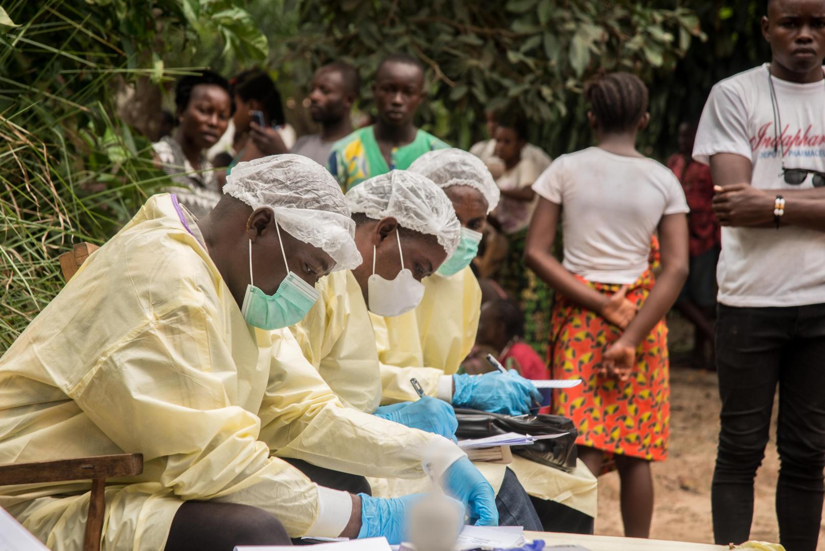 Medicinske arbejdere forberedte og desinficerede et hus i Moto, Bikoro, Equateur-provinsen, Den Demokratiske Republik Congo, efter opdagelsen af ​​en bekræftet Ebola-sag.